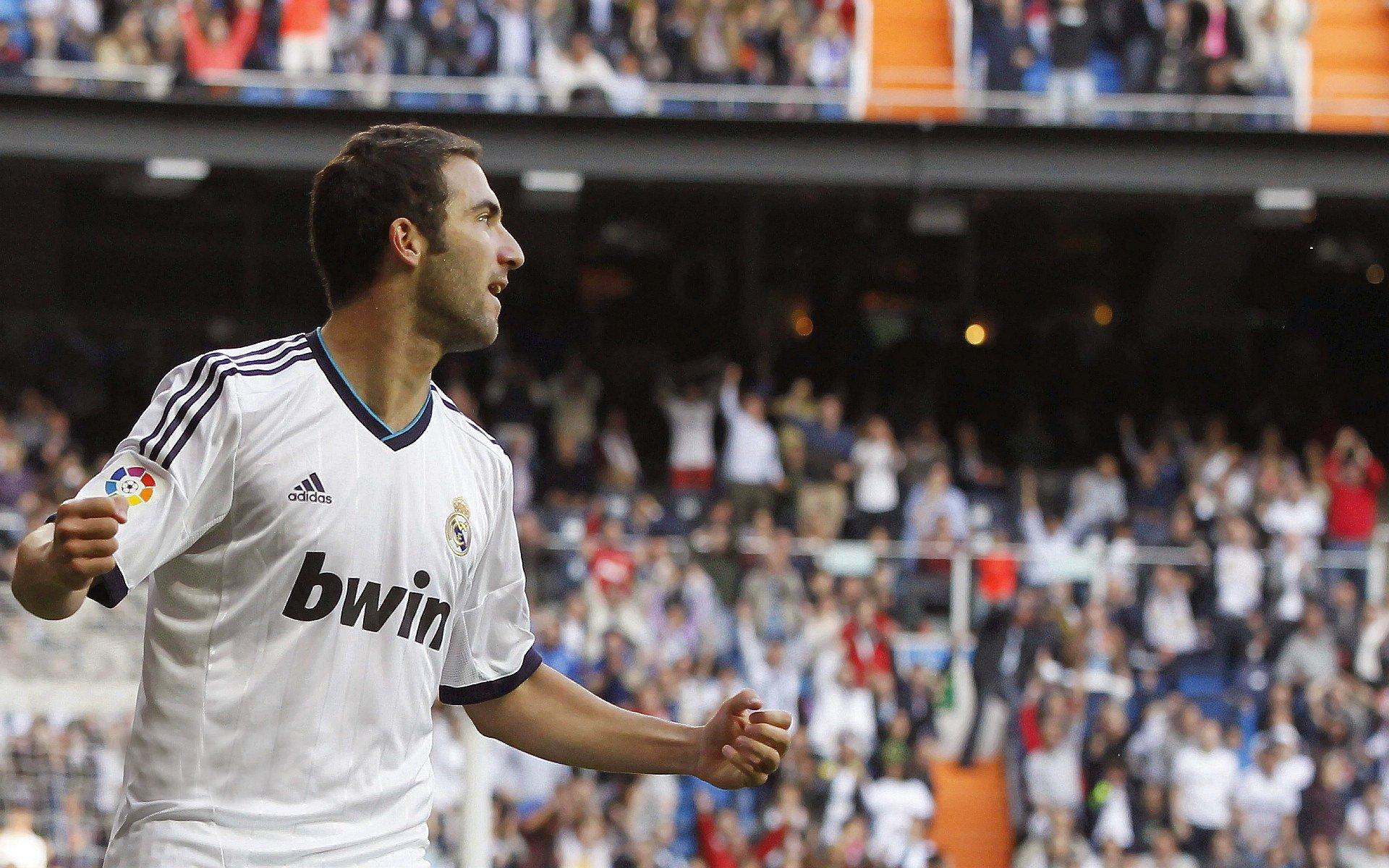 C罗梅开二度助利雅得胜利逆转取胜,继续领跑沙特联赛积分榜