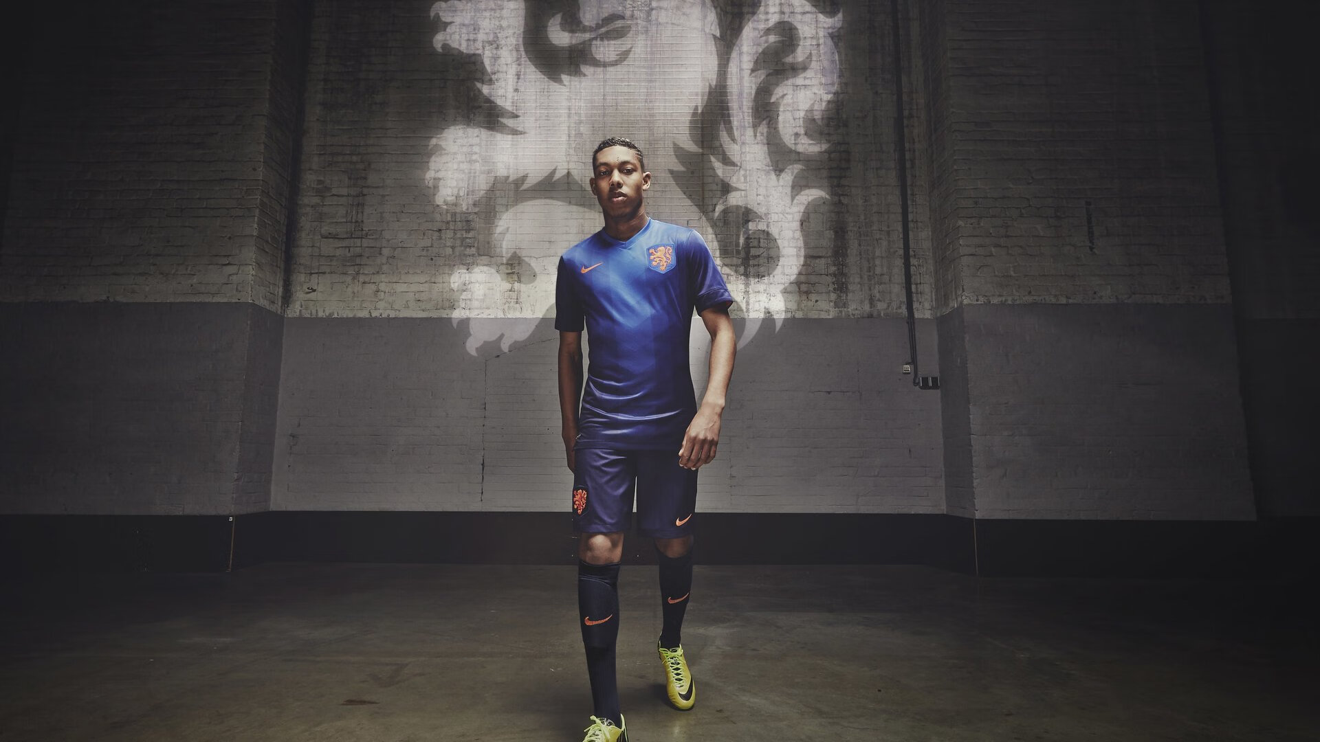 VAR判罚引发巨大争议 关键进球被吹球迷怒斥裁判不公